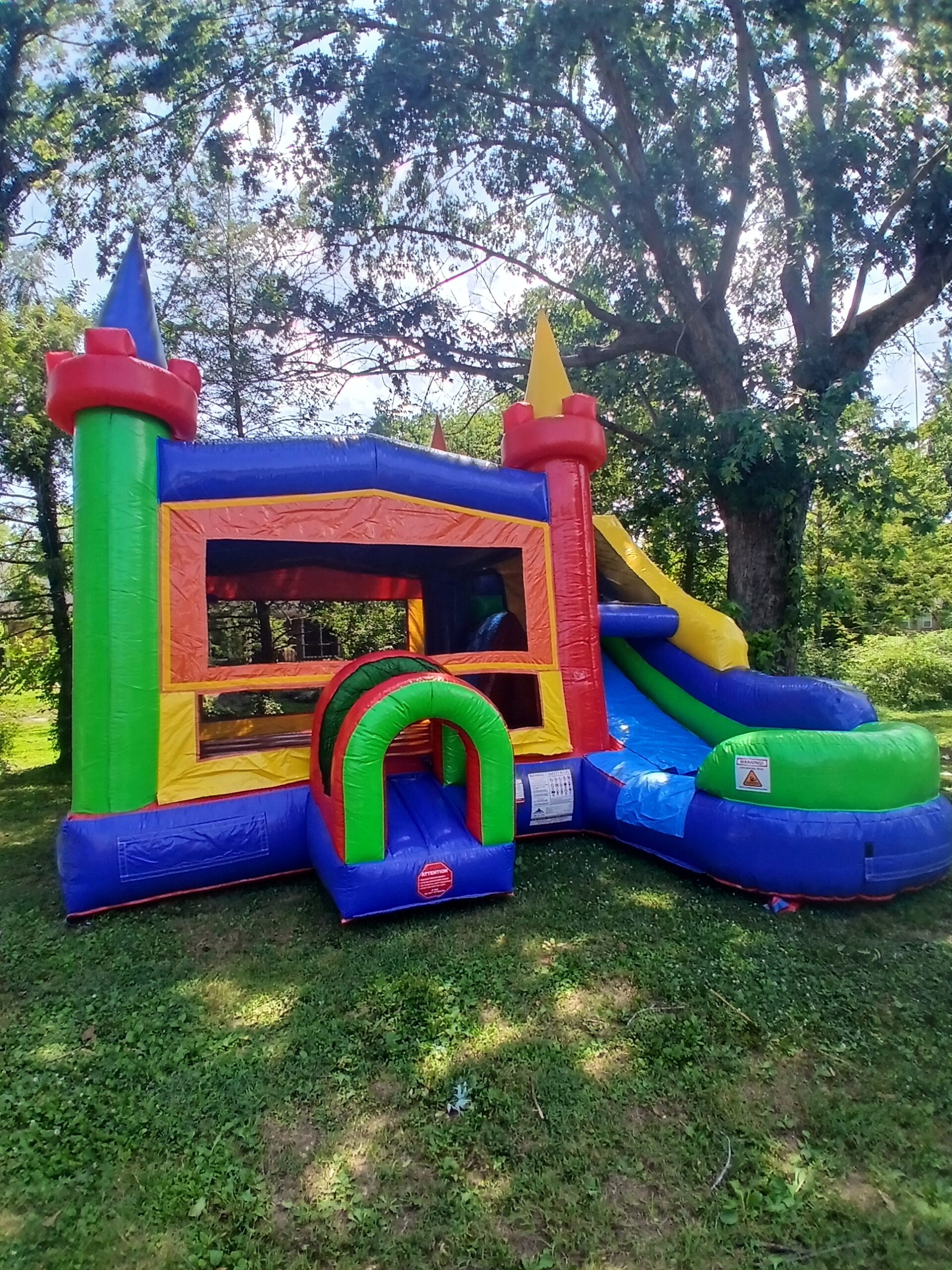 Mega Bounce N' Splash-outside-view